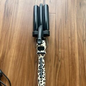 Beachwaver Co. Black and White Hair Waver